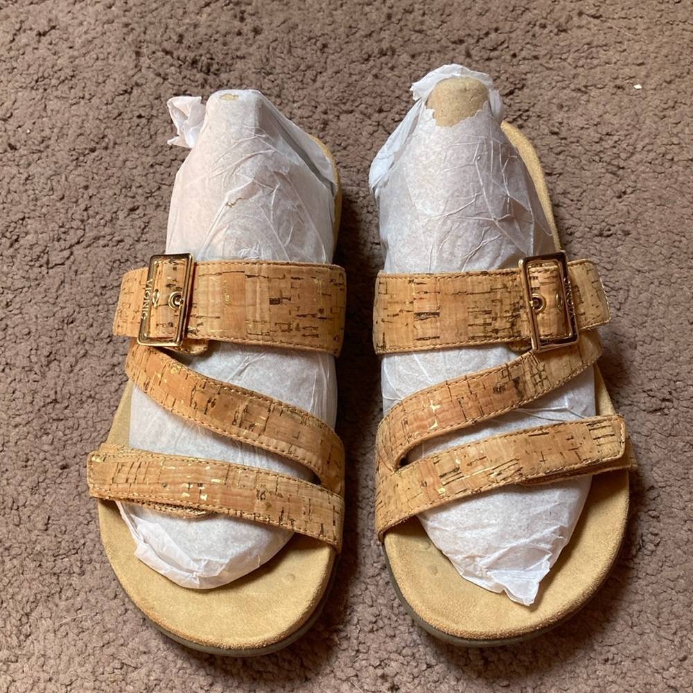 Women’s VIONIC tan gold flecked sandals size 7W or 7 Wide.